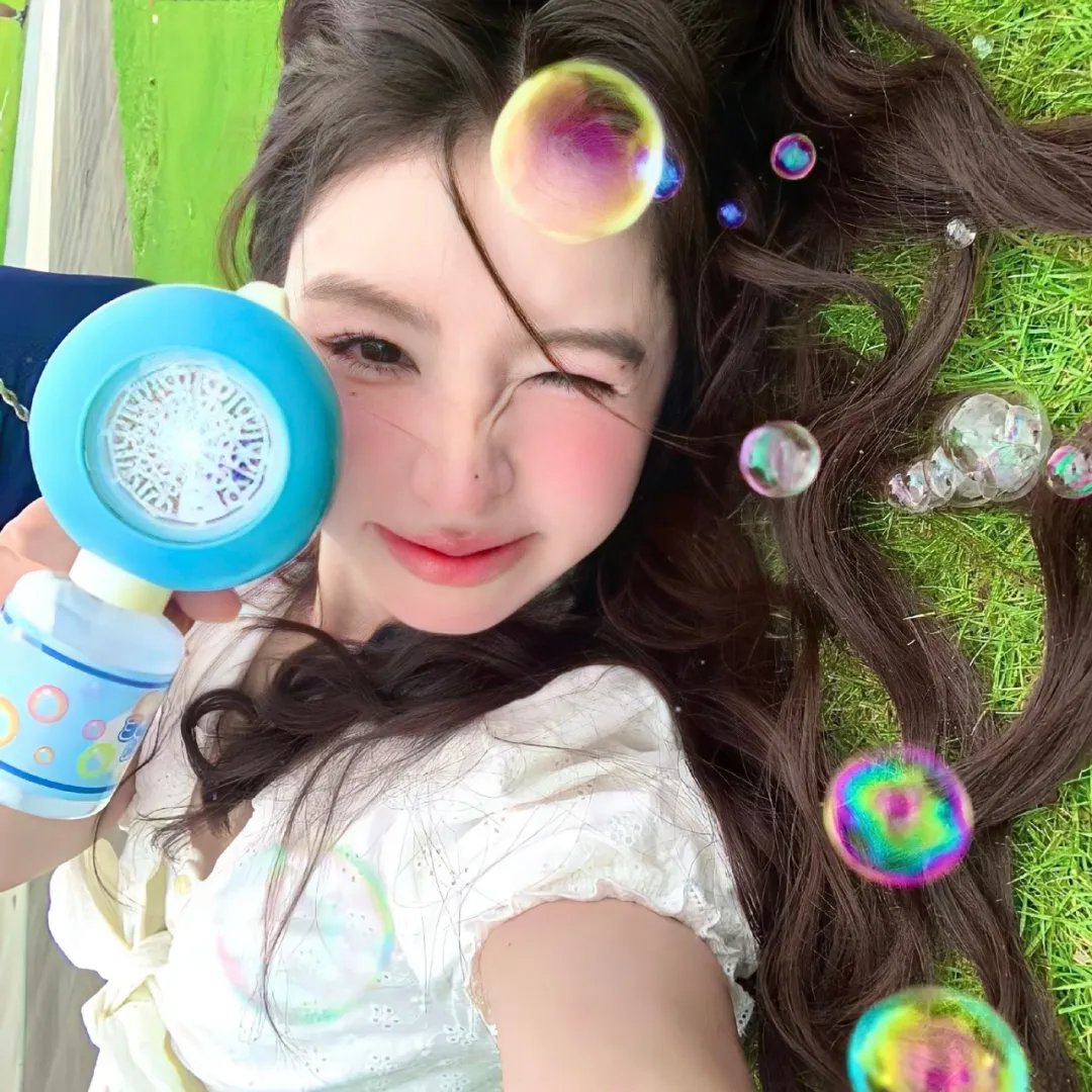她的双眼背后